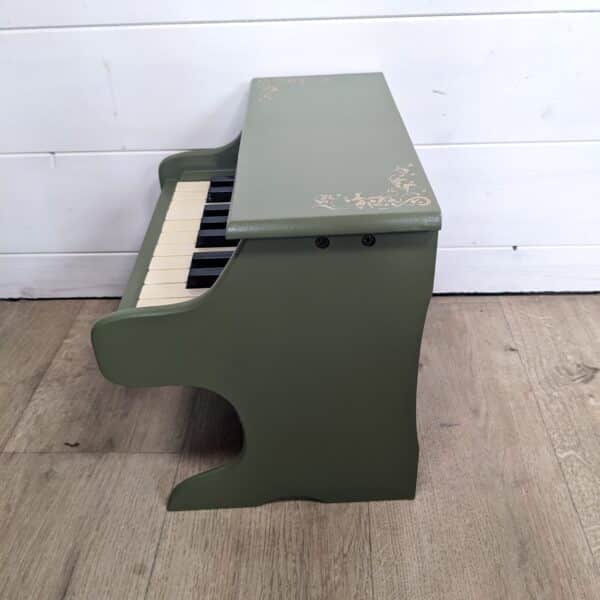 Petit piano vert printanier avec pochoir à la cire dorée et tissu 60’s – Image 5