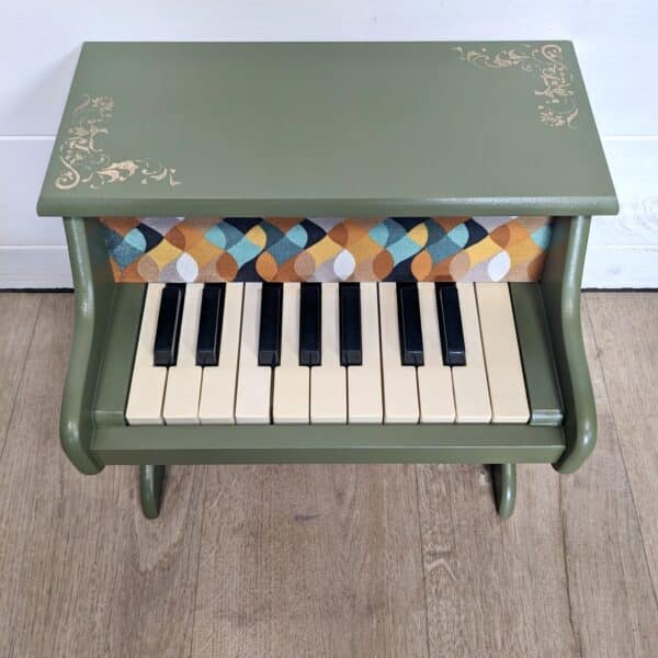 Petit piano vert printanier avec pochoir à la cire dorée et tissu 60’s – Image 3