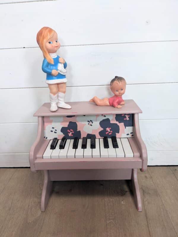 Petit piano rose poudré et tissu à grosses fleurs – Image 2