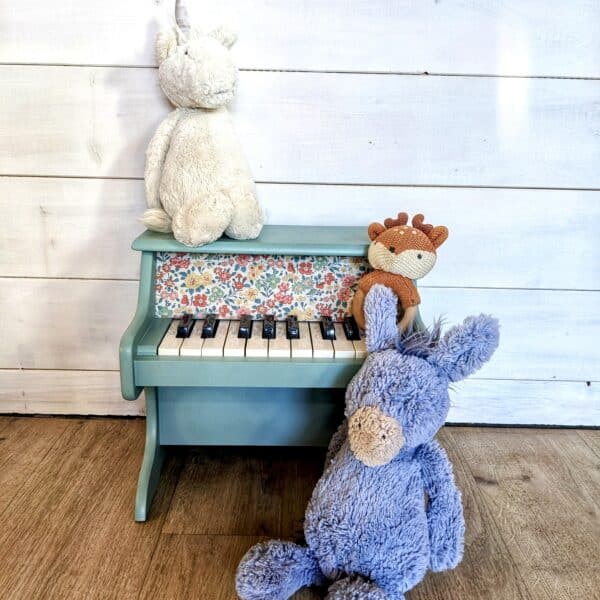 Petit piano vert saulaie et tissu à fleurs – Image 3