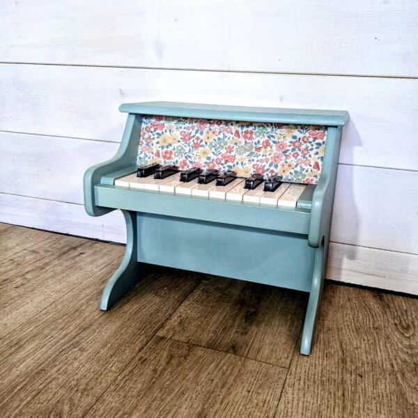 Petit piano vert saulaie et tissu à fleurs – Image 4