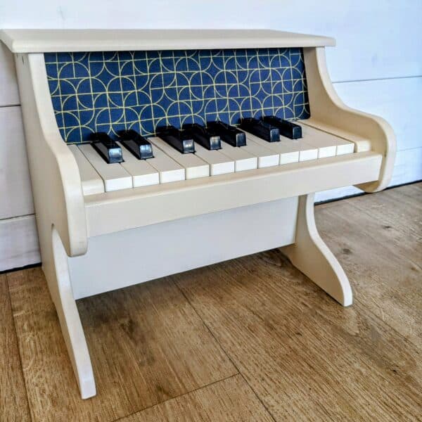 Petit piano blanc et tissu bleu marine et doré – Image 3