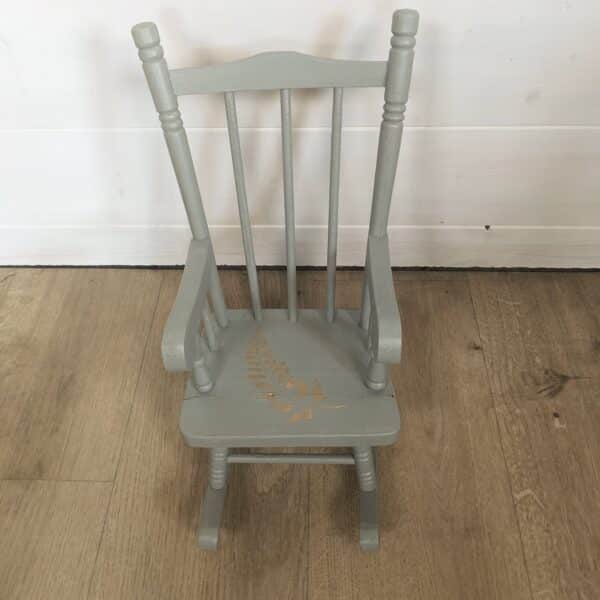 Rocking-chair pour poupées verte en bois – Image 4