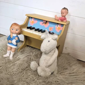 Détail du tissu à fleurs sur le piano en bois jaune