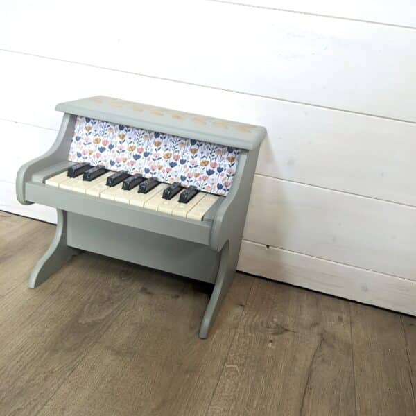 Petit piano vert amande avec pochoir à la cire dorée et tissu à fleurs – Image 2