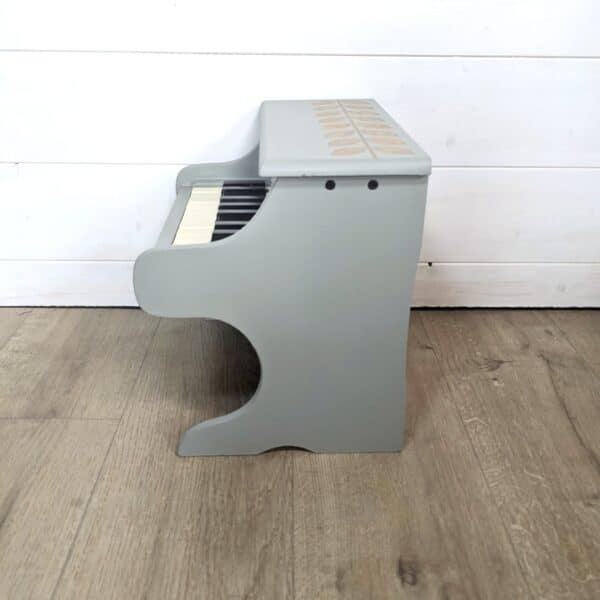 Petit piano vert amande avec pochoir à la cire dorée et tissu à fleurs – Image 3