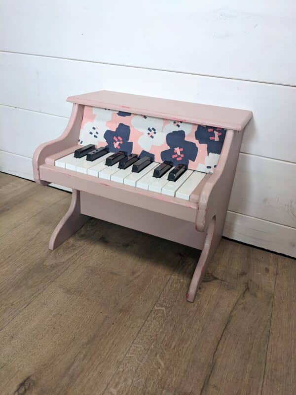 Petit piano rose poudré et tissu à grosses fleurs – Image 4