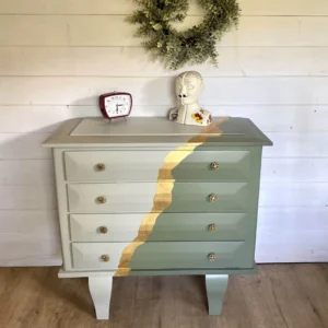 Commode verte kaki, détail feuille d'or
