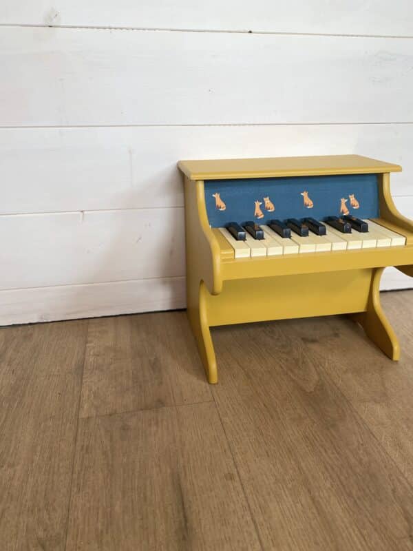 Petit piano jaune et tissu renard – Image 4