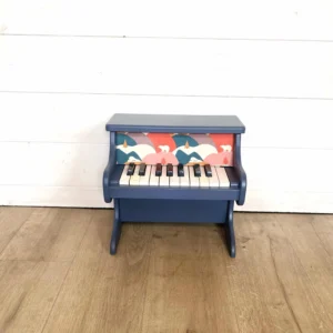 Détail du tissu Ours sur le piano en bois bleu marine