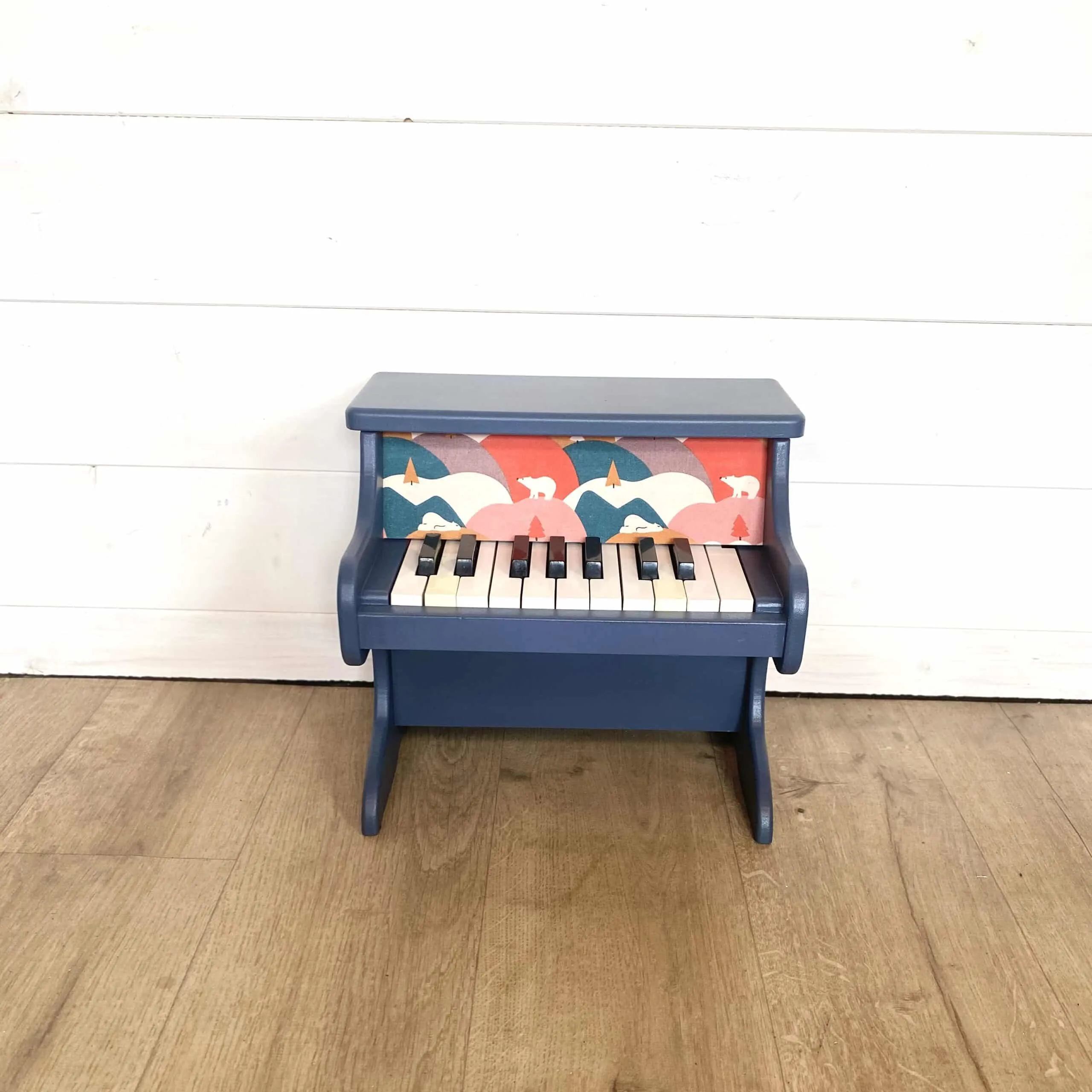 Détail du tissu Ours sur le piano en bois bleu marine