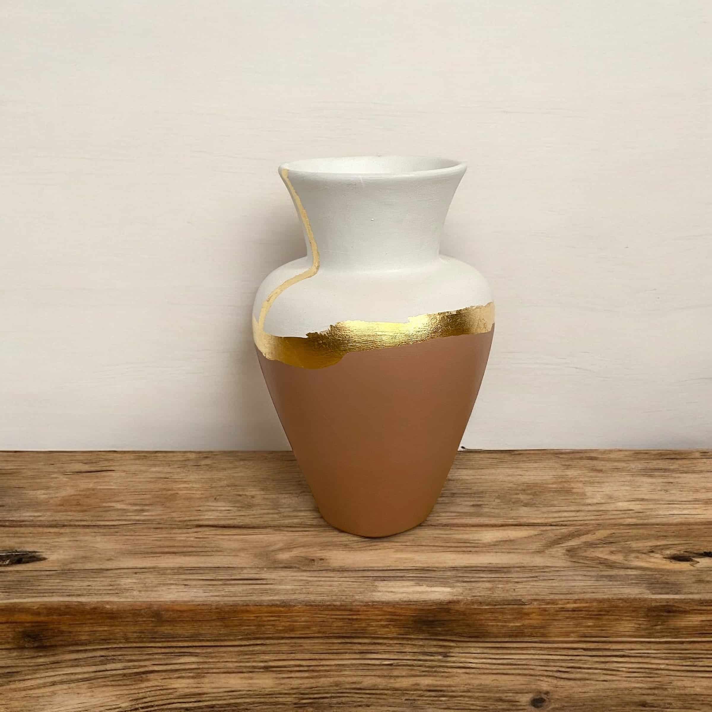 Grand vase blanc et rose poudré avec un liseré en feuille d’or