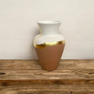 Grand vase blanc et rose poudré avec un liseré en feuille d’or
