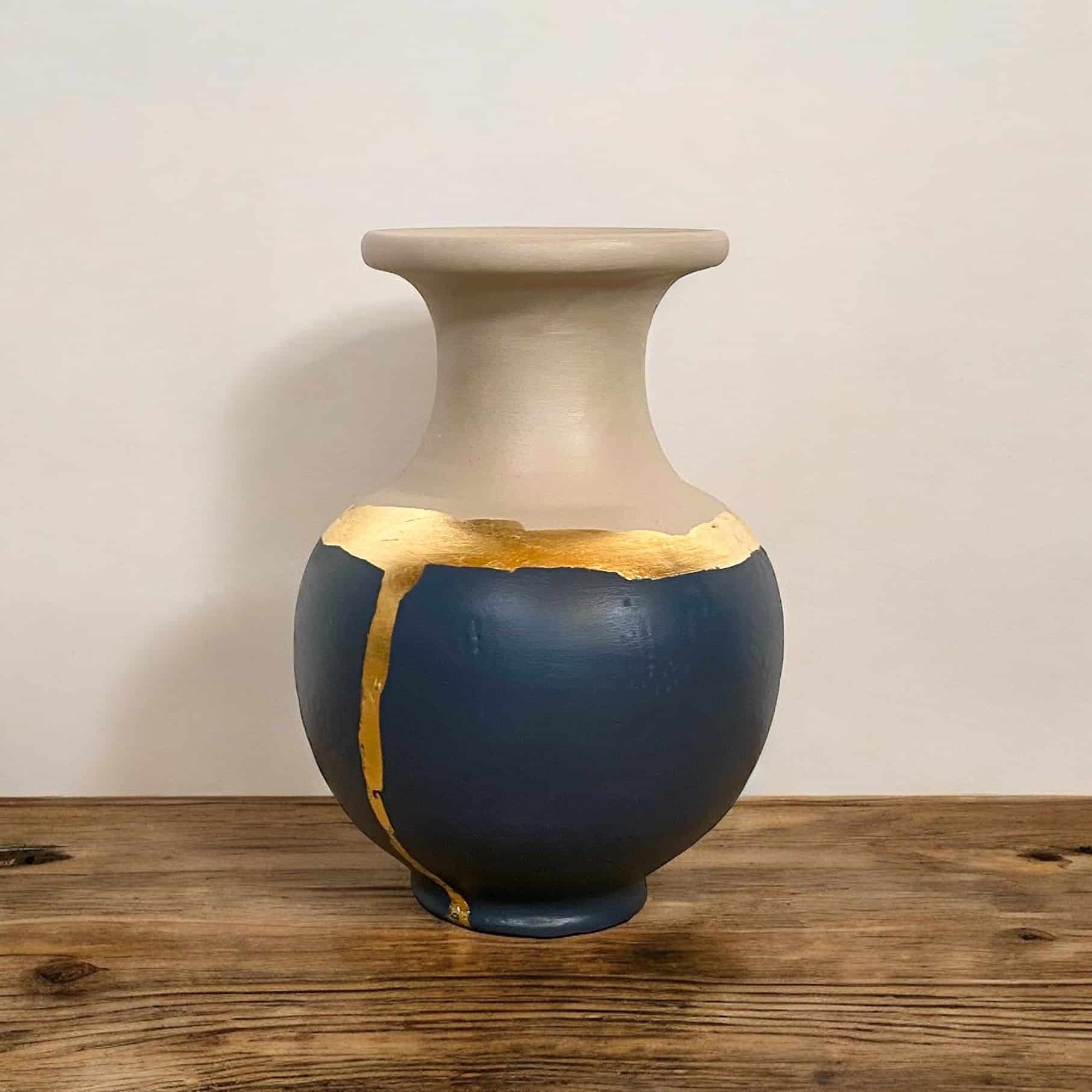 Grand vase rond beige et bleu nuit avec liser en feuille d’or