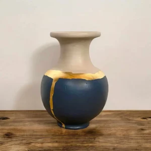 Grand vase rond beige et bleu nuit avec liser en feuille d’or