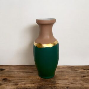 Grand vase rose poudré et vert bouteille avec un liseré en feuille d’or