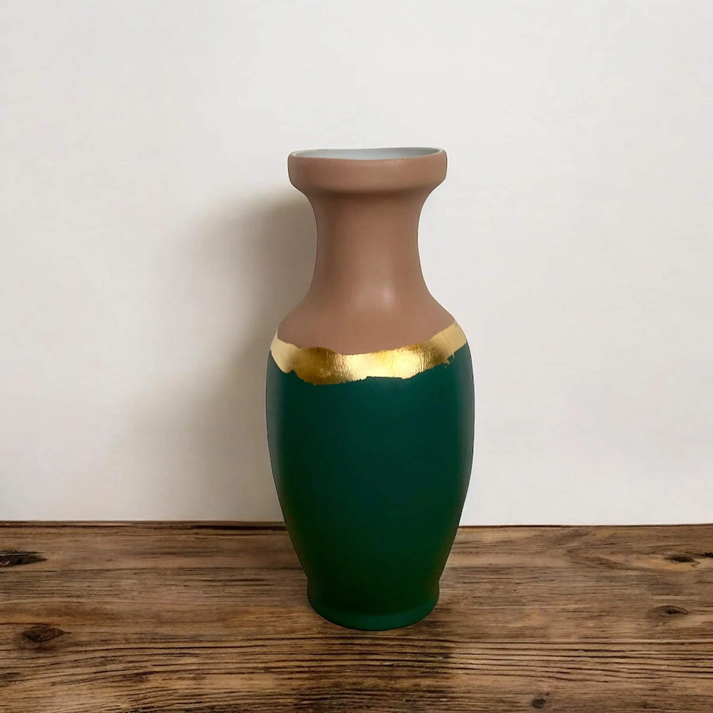 Grand vase rose poudré et vert bouteille avec un liseré en feuille d’or