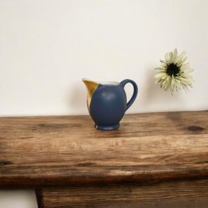 Petit pichet bleu nuit et liseré en feuille d’or