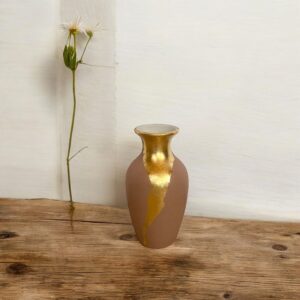 Petit vase rose poudré avec liseré en feuille d’or