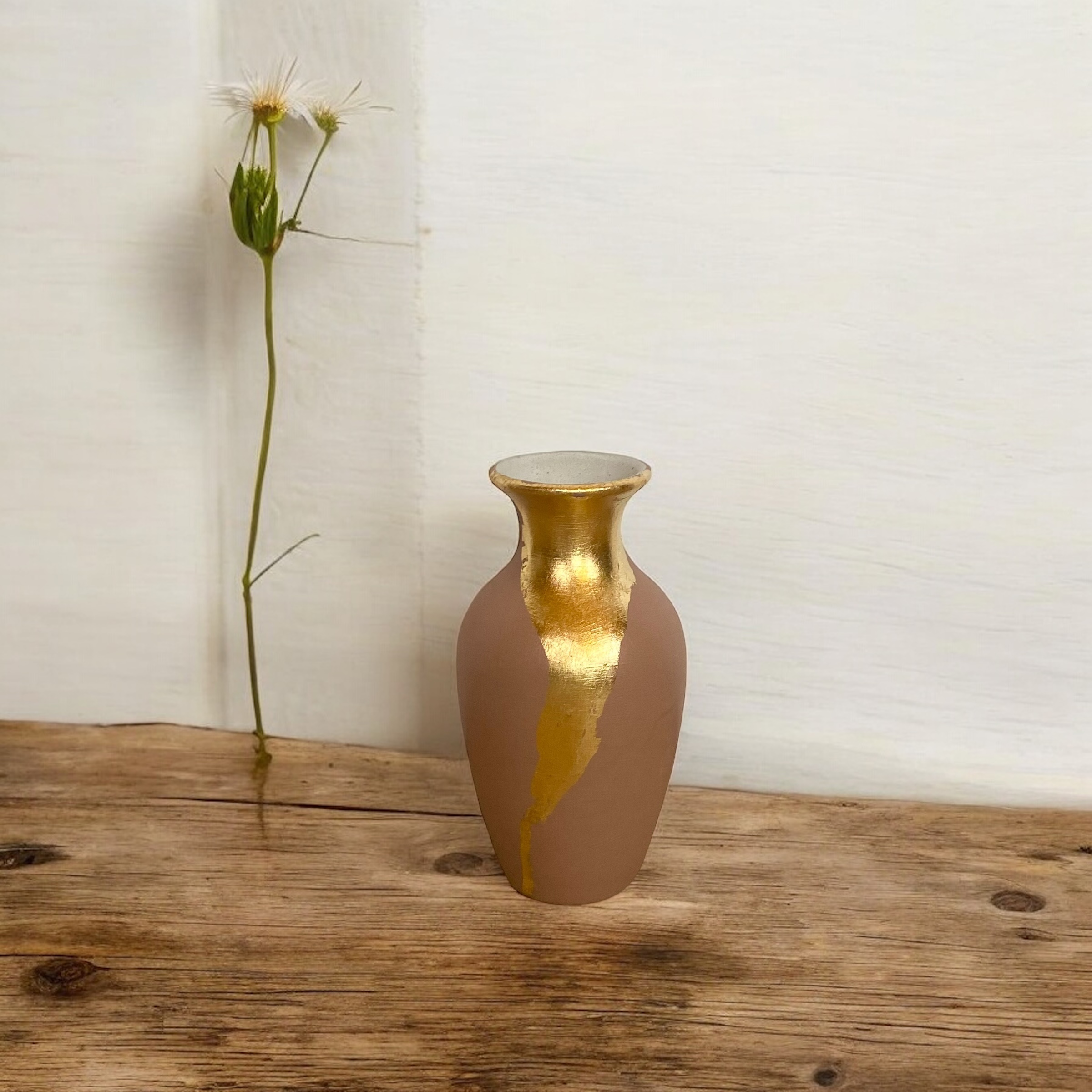 Petit vase rose poudré avec liseré en feuille d’or