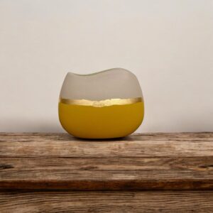 Vase gris et jaune moutarde avec liseré en feuille d’or