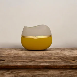 Vase gris et jaune moutarde avec liseré en feuille d’or