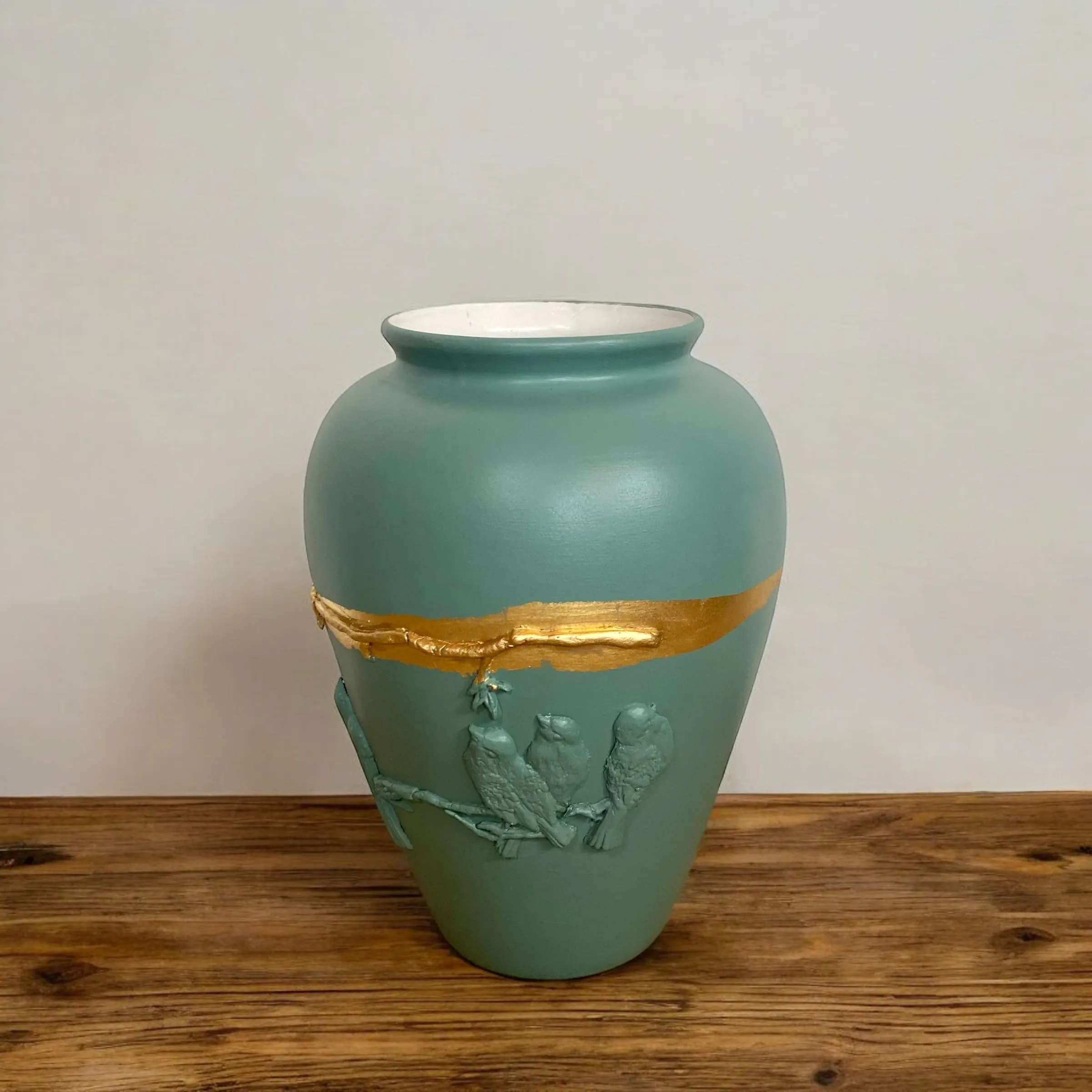 Grand vase vert saulaie, moulure oiseaux et feuille d'or, vue d'ensemble