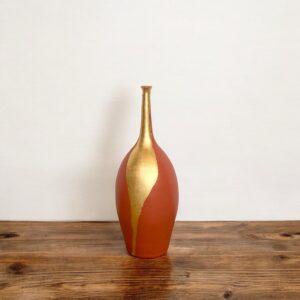 Vase allongé terracotta avec feuille d’or