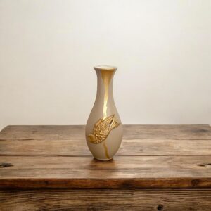Vase beige avec ajout de moulure oiseau