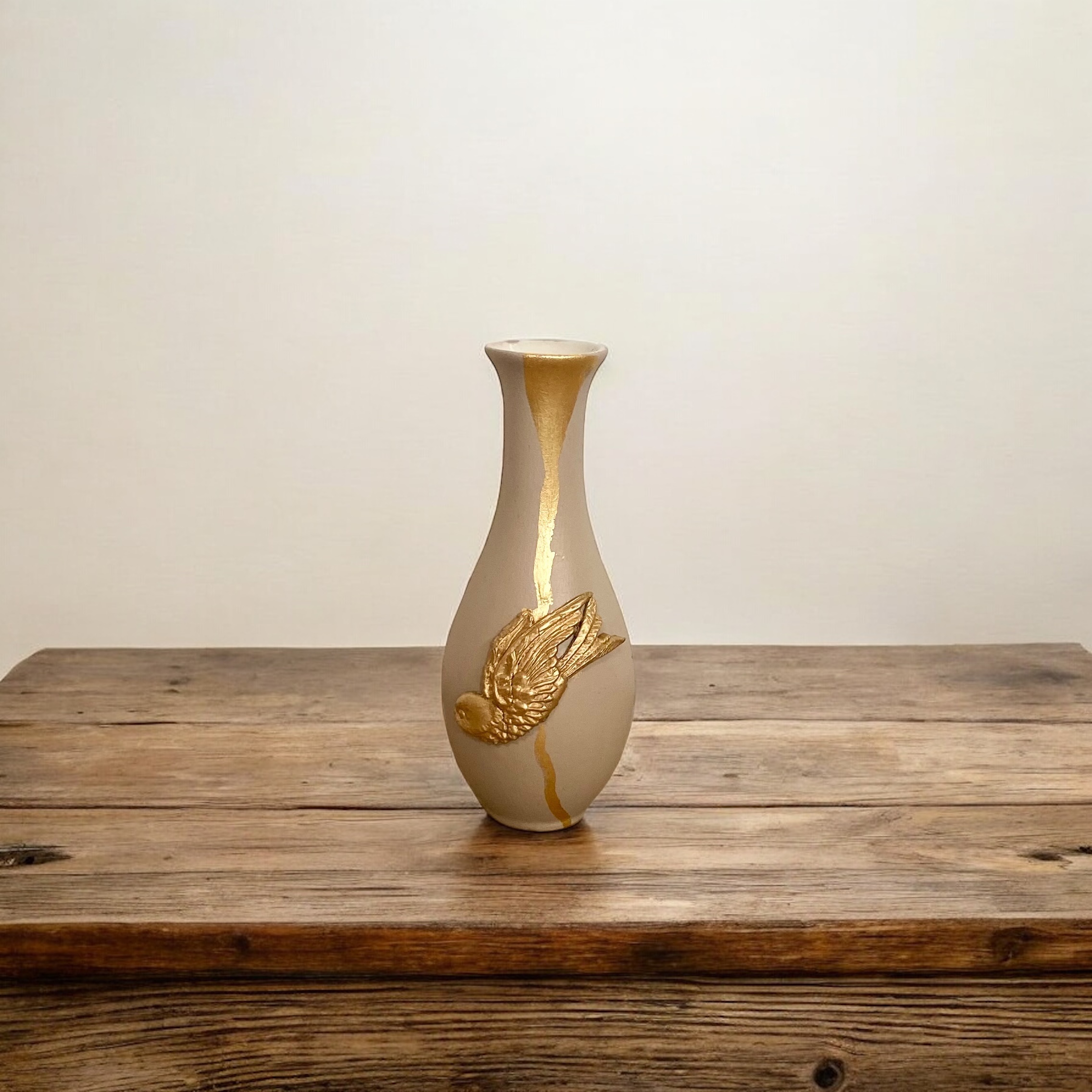 Vase beige avec ajout de moulure oiseau