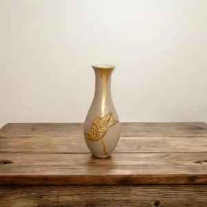 Vase beige avec ajout de moulure oiseau