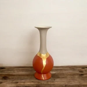 Vase terracotta et beige avec feuille d'or, vue d'ensemble