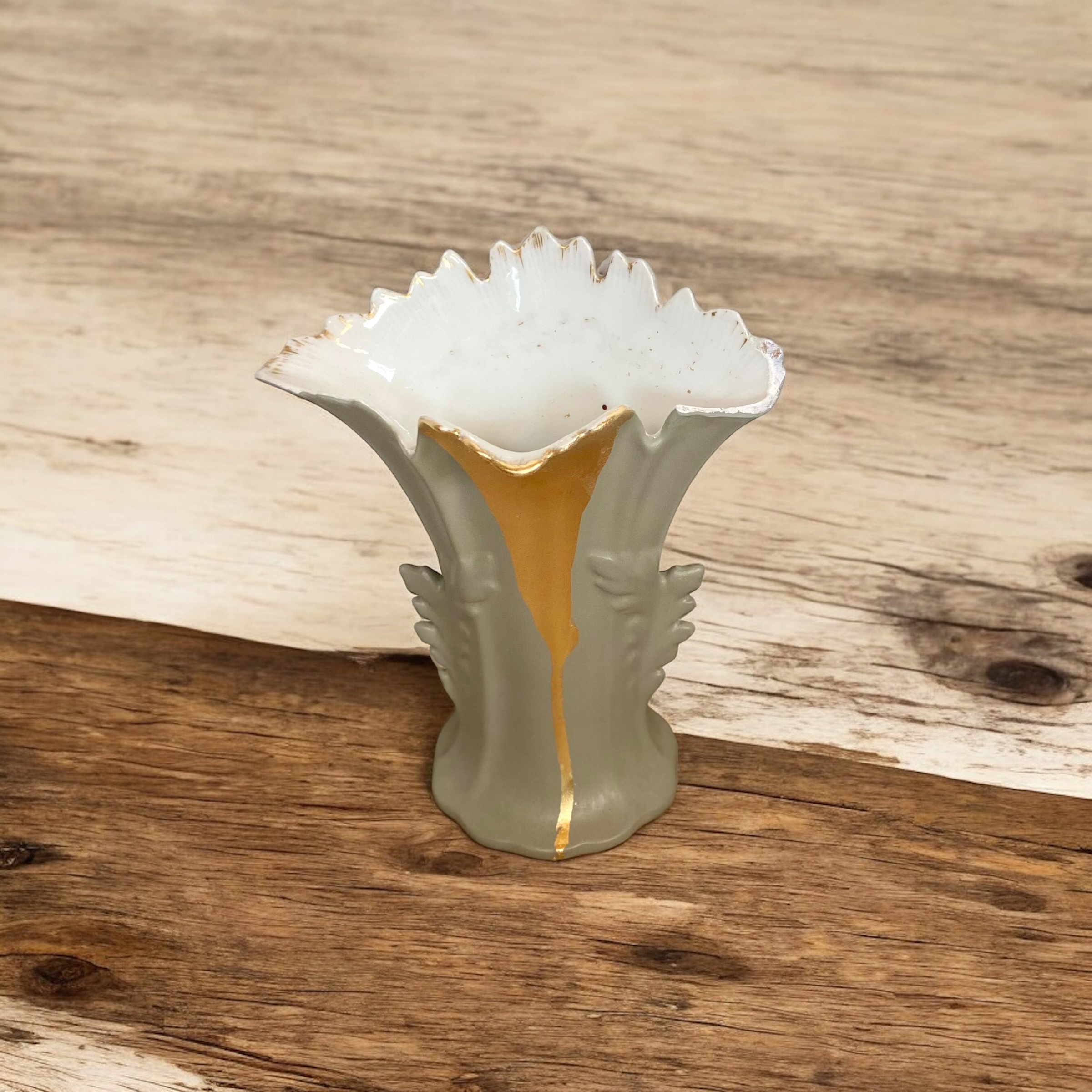 Vase original vert de gris et liseré en feuille d’or