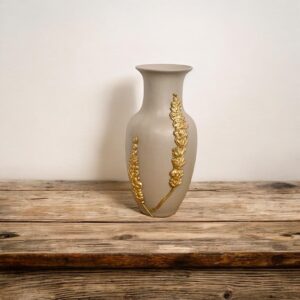 Vase beige avec ajout de moulures dorées
