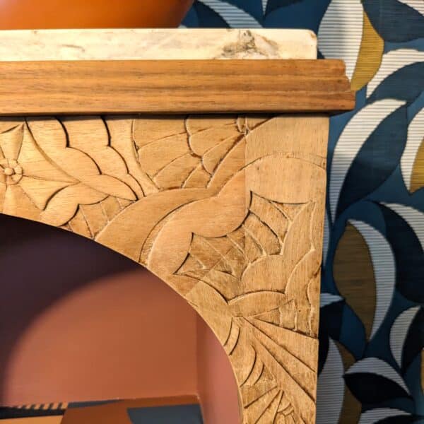 Petit meuble de rangement art déco avec niche en bois et terracotta – Image 2