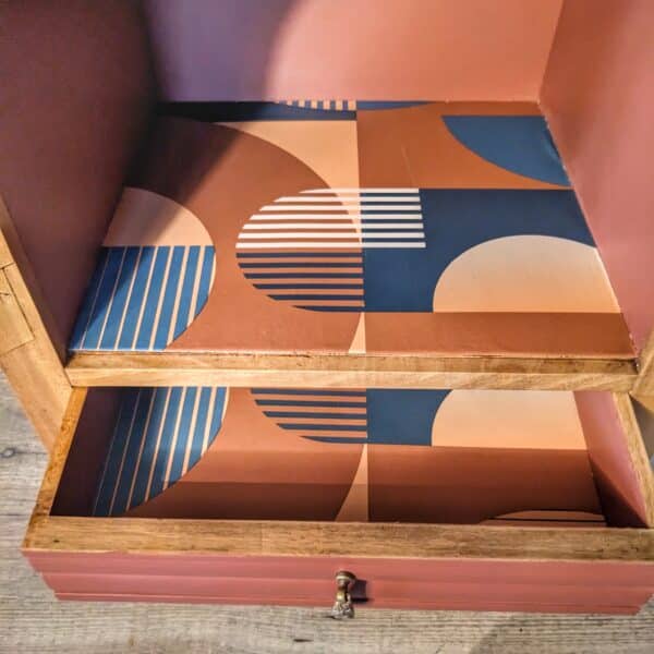 Petit meuble de rangement art déco avec niche en bois et terracotta – Image 5