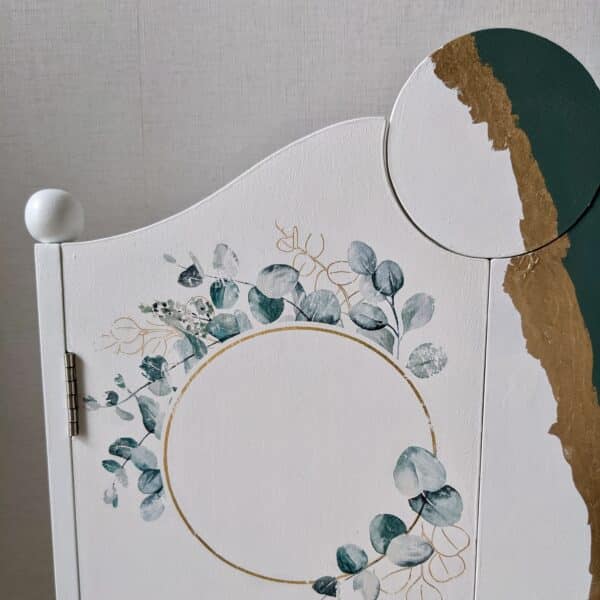 Chambre de poupées verte et blanche avec feuille d’or et papier fleuri – Image 3