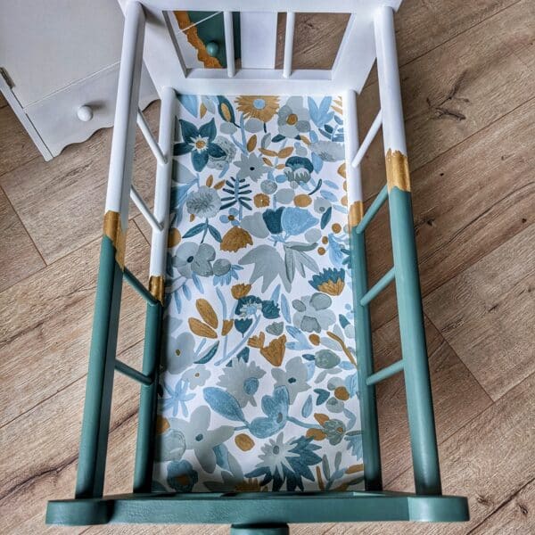 Chambre de poupées verte et blanche avec feuille d’or et papier fleuri – Image 2