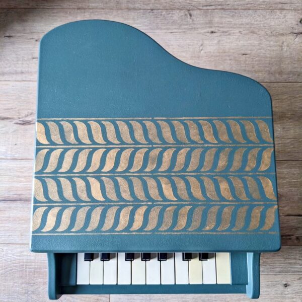 Petit piano à queue vert bouteille avec pochoir doré – Image 3
