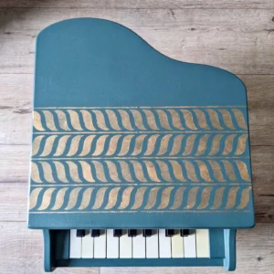 Piano à queue en bois vert bouteille, création artisanale Toulouse