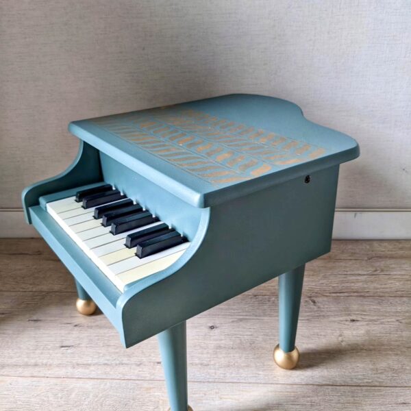 Petit piano à queue vert bouteille avec pochoir doré – Image 2