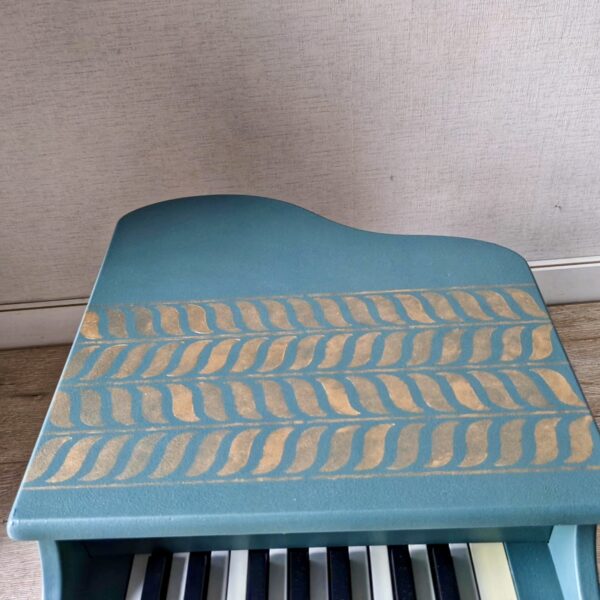 Petit piano à queue vert bouteille avec pochoir doré – Image 4