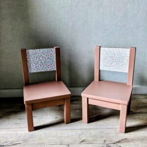 Paire de petites chaises de poupées rose poudré