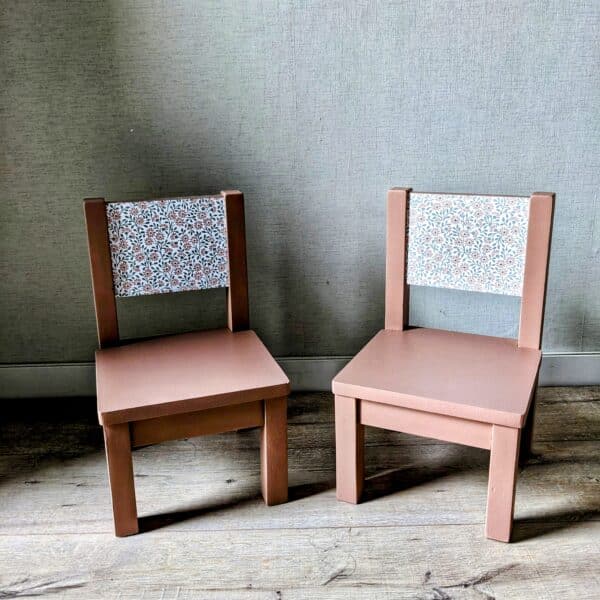 Paire de petites chaises de poupées rose poudré
