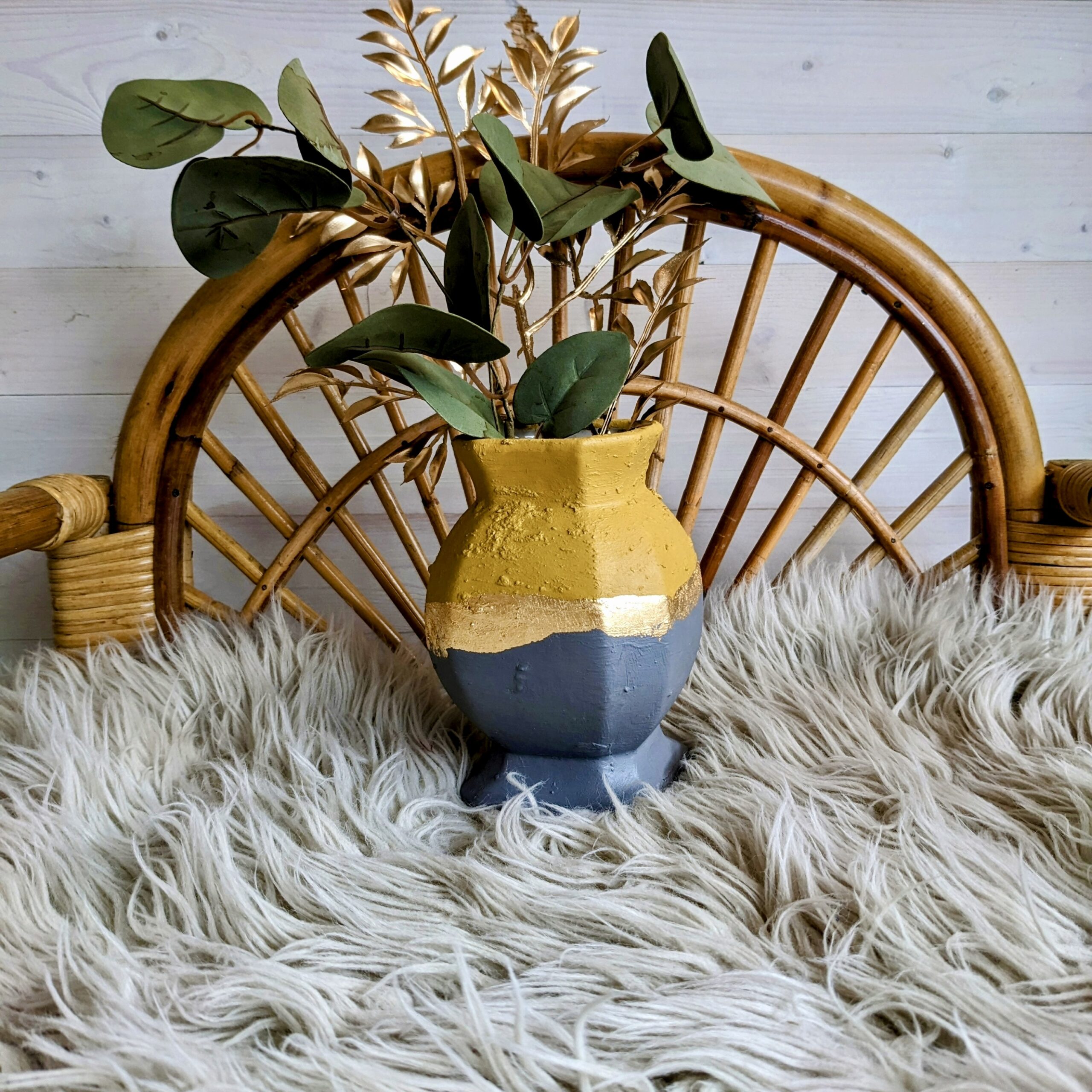 Petit vase gris et jaune moutarde avec un liseré en feuille d’or – Image 2