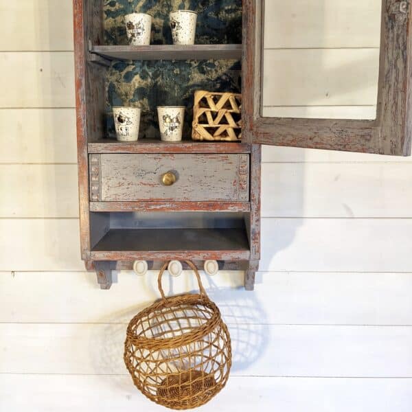 Vitrine murale vitrée en bois massif gris effet vieilli – Image 4
