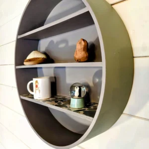 Étagère murale ronde, détail papier peint floral