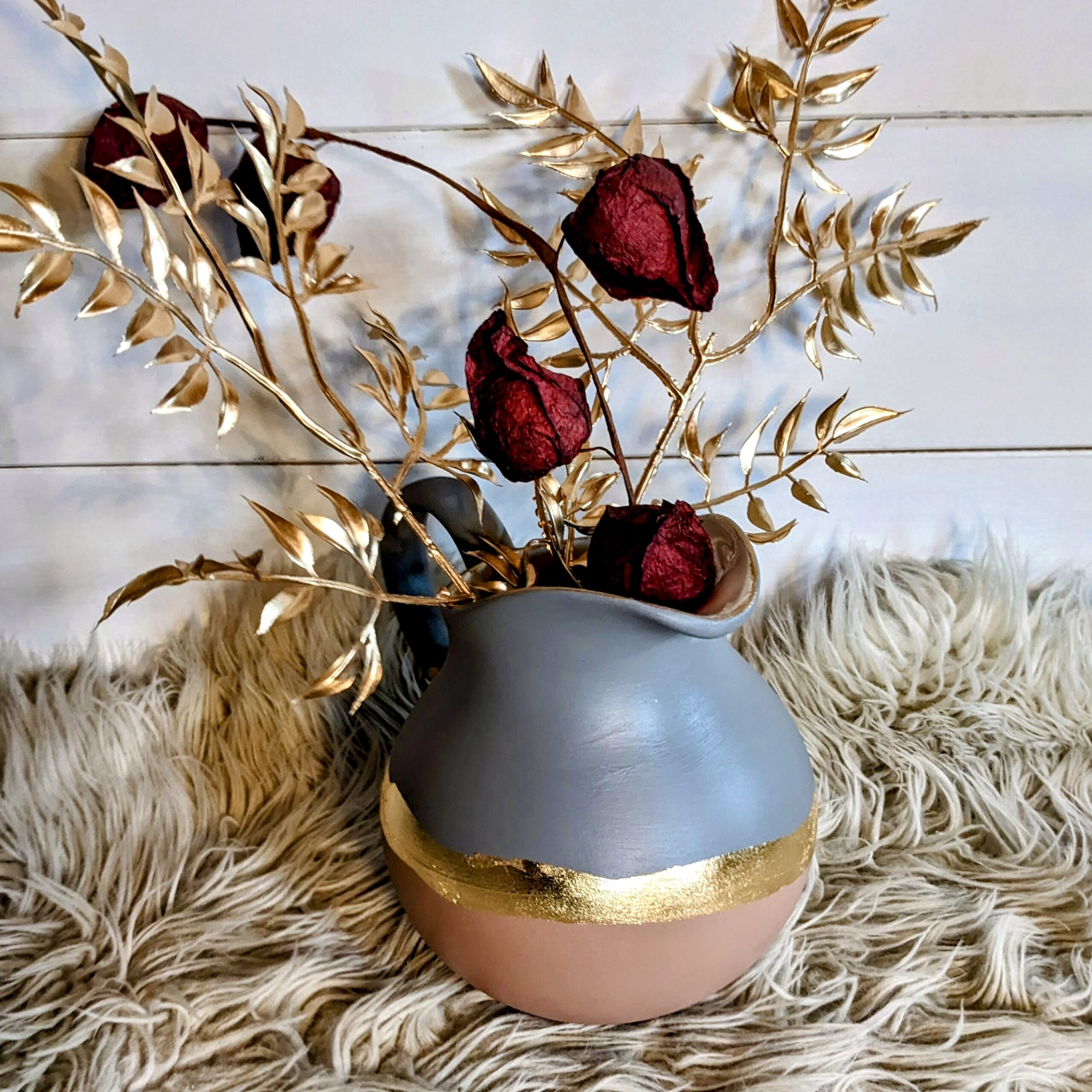 Petit pichet rose poudré et gris avec un liseré à la feuille d’or – Image 2