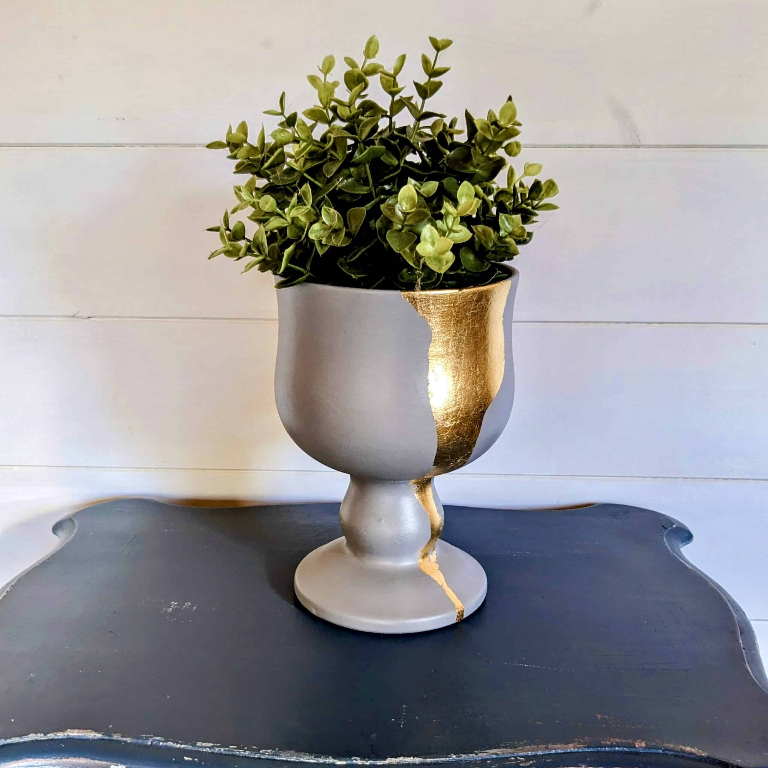 Coupe grise avec un liseré en feuille d’or – Image 2