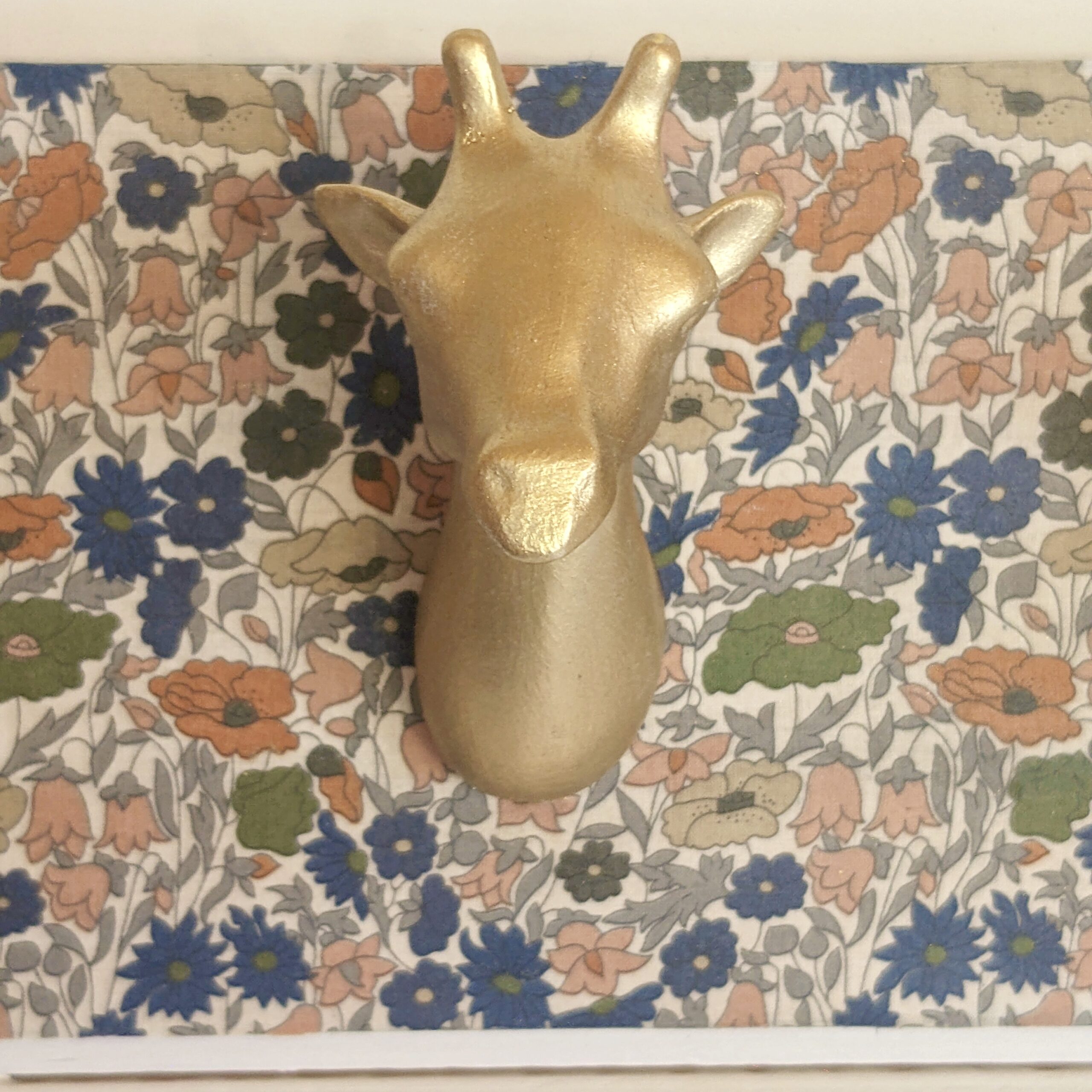 Porte-manteau tête d’animaux doré et tissu liberty – Image 5